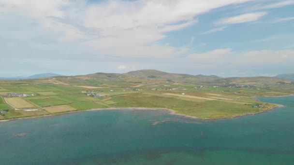 Long Sweeping Aerial Video Valentia Island Kerry Home First Transatlantic — Vídeos de Stock