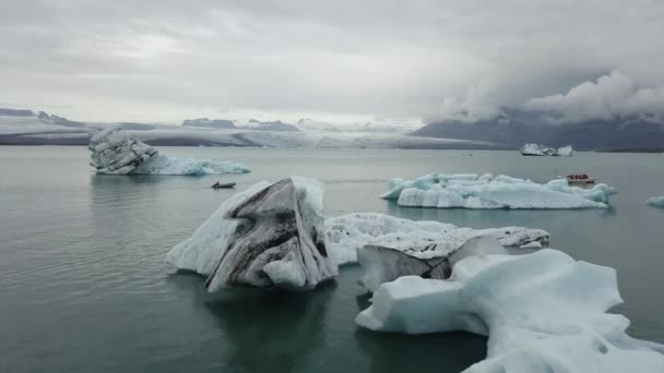 Повітряне Зображення Швидкісного Човна Льодовиковій Лагуні Jokeulsarlon — стокове відео
