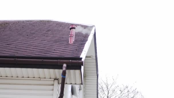 Smoke Coming Out Chimney Smokestack White Wooden House Latvia Jelgava — Stockvideo