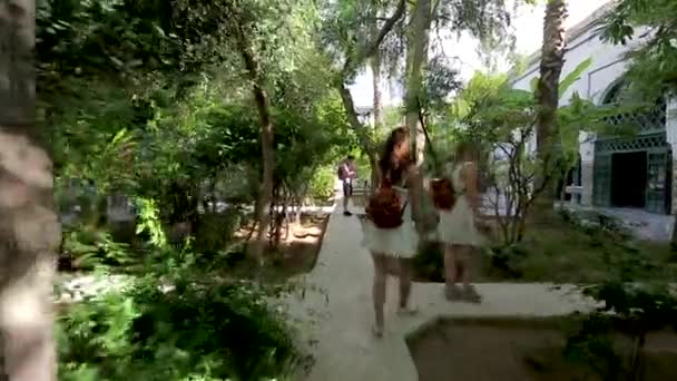 Two Young Girls Dressed White Walking Garden — Vídeo de Stock