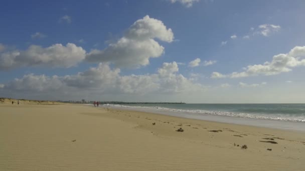 People Walking Beach Lagos Coast Line Portugal Algarve — Vídeo de Stock