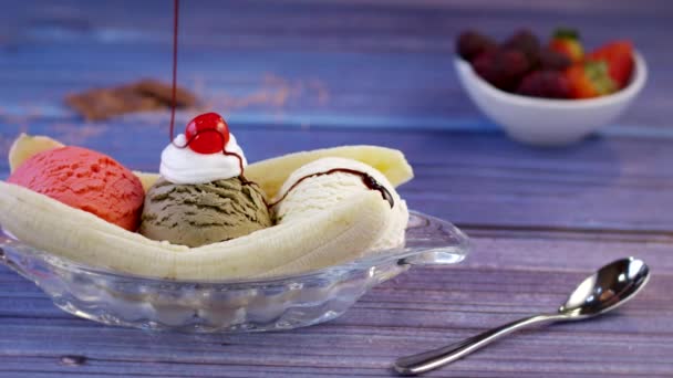 Banana Split Ice Cream Strawberry Chocolate Vanilla — Vídeos de Stock