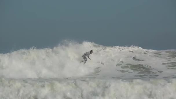 Surfer Riding Wave Casablanca Beach — Vídeo de Stock