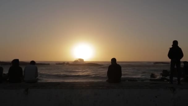 Young People Sitting Front Beach Watching Sunset Essaouira — Vídeo de Stock