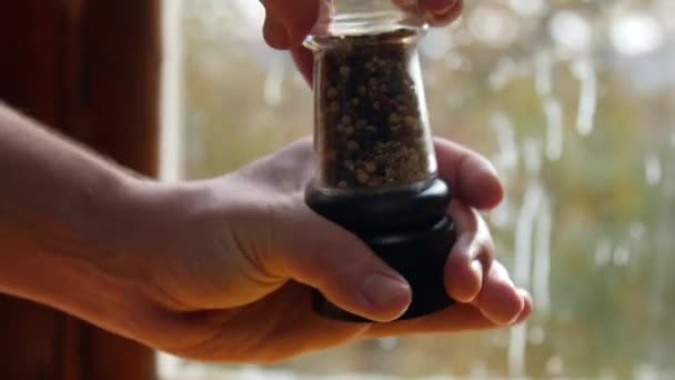 Hand Grinding Pepper Shaker — Stok video