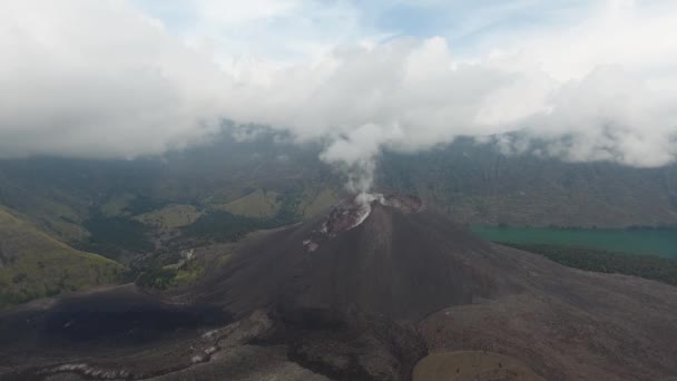 Aerial Shot Active Volcano Rinjani Lombok Flying Forward Tilt — стокове відео