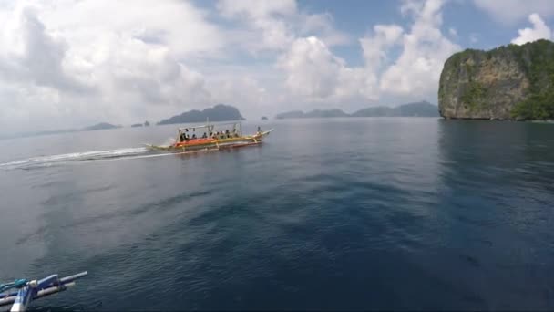Boat Tourists Approaching Helicopter Island Nido Palawan Philippines — Wideo stockowe