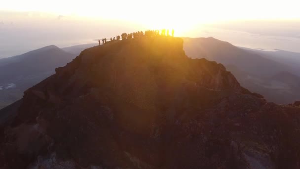 Люди Вершині Гори Рінджані Під Час Сходу Сонця Повітря — стокове відео