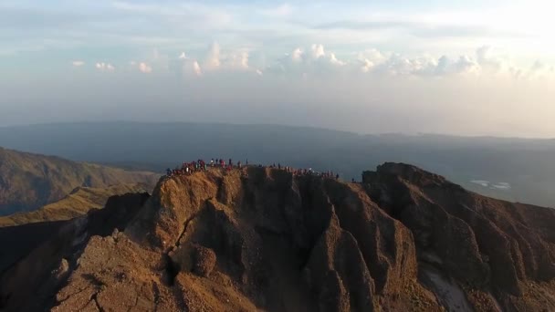 Flying People Top Mountain Rinjani Indonesia — стоковое видео