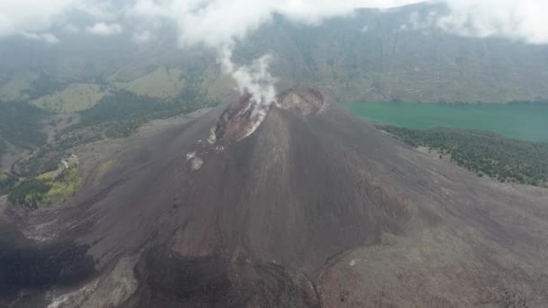 Close Tilting Shot Active Volcano Fumes Rinjani Lombok Indonesia — стокове відео