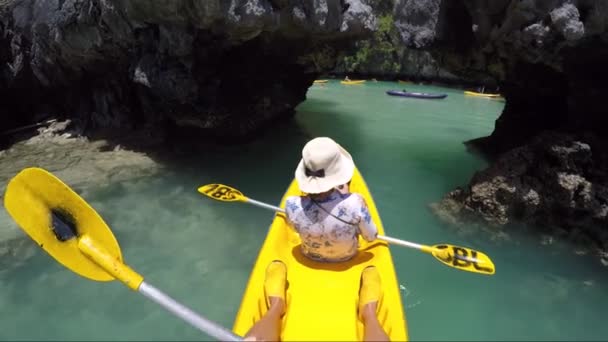 Girl Kayaking Yellow Boat Small Lagoon Philippines Entering Lagoon — Vídeos de Stock