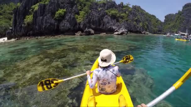 Girl Kayaking Yellow Boat Big Lagoon Philippines — Vídeos de Stock