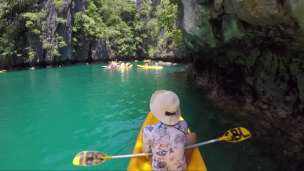 Girl Kayaking Yellow Boat Big Lagoon Philippines — Vídeo de stock