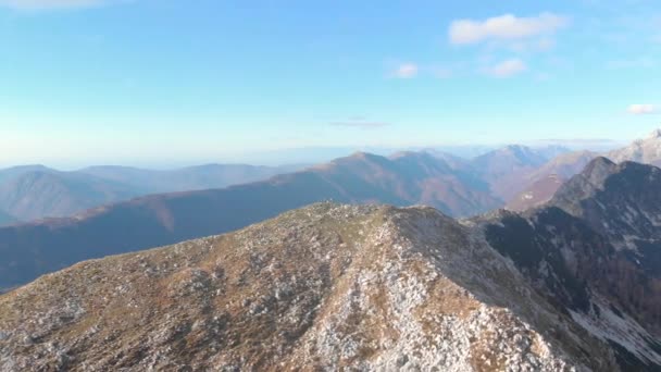 Flying Mountain Ridge Revealing Three People Top Mountain Aerial Shot — Videoclip de stoc