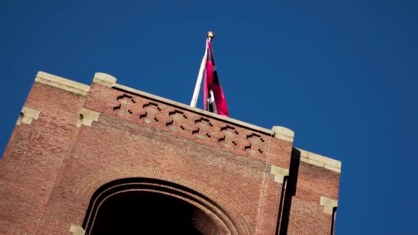 Poêle Tournante Sur Vieux Bâtiment Brique Rouge Amsterdam Avec Drapeau — Video