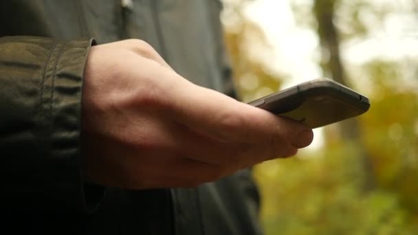 Mann Mit Smartphone Draußen — Stockvideo