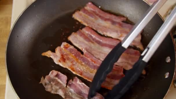 Cottura Bacon Essere Capovolto Una Padella — Video Stock