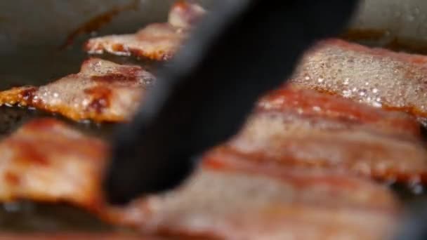 Sizzling Fritar Bacon Crocante Uma Panela — Vídeo de Stock