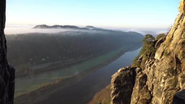 Mistig Uitzicht Van Bastei Brug Naar Vallei Elbe Rivier Zonsopgang — Stockvideo