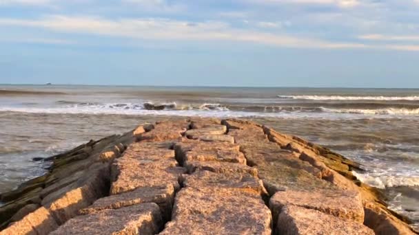 Vågor Som Går Sönder Framför Granitbryggan 30Fps — Stockvideo