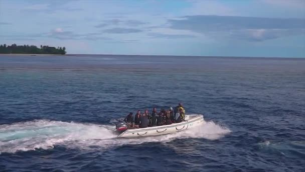 Pequeno Barco Mergulho Está Levando Mergulhadores Para Local Mergulho Lado — Vídeo de Stock