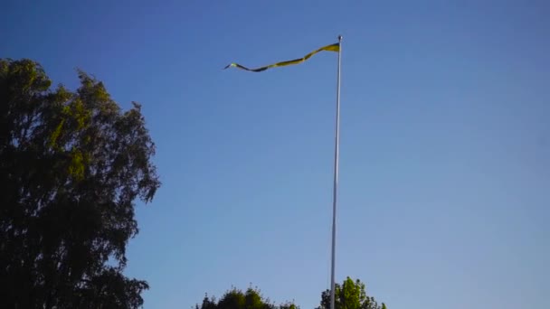 Una Pequeña Bandera Sueca Ondea Viento Con Cielo Azul Fondo — Vídeos de Stock
