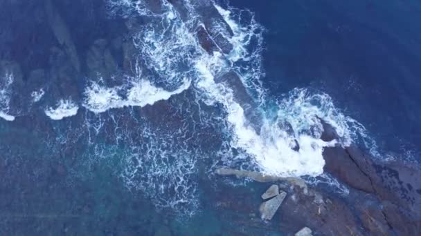 海浪冲击岩石 — 图库视频影像