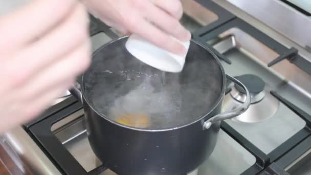 Faire Des Œufs Pochés Matin Pour Petit Déjeuner — Video