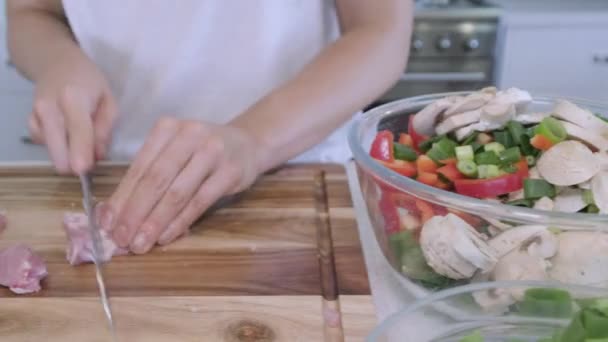 Sliding Shot Woman Kitchen Cutting Chicken Vegetables Asian Stir Fry — Αρχείο Βίντεο