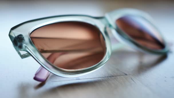 Rack Focus Cat Eye Sunglasses Display — 图库视频影像