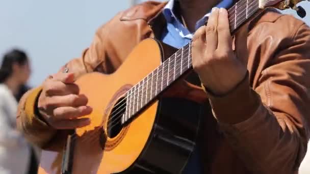 Gitar Çalan Genç Bir Adama Yaklaş — Stok video