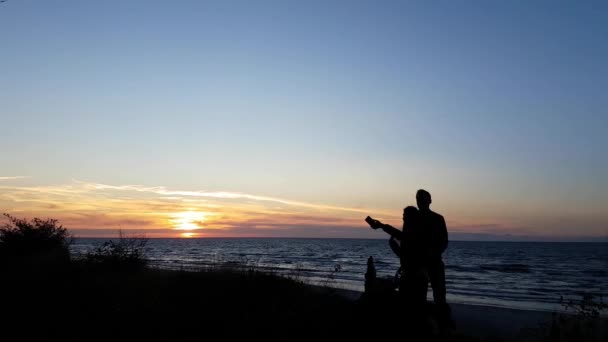 Young Couple Watching Sunset Beach Only Silhouettes Visible Colorful Sunset — 图库视频影像