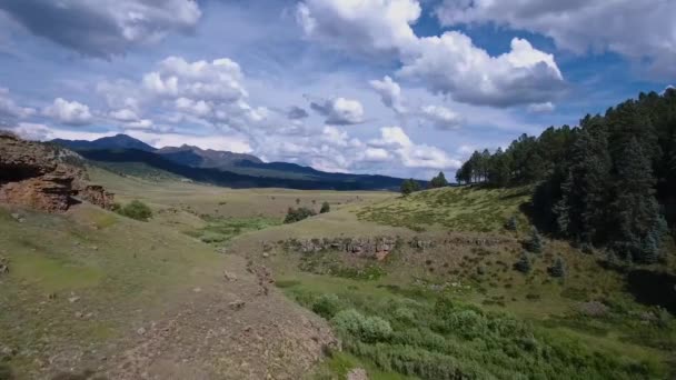 Aerial Cliffside Push Open Valley Mountainous Background — Stockvideo