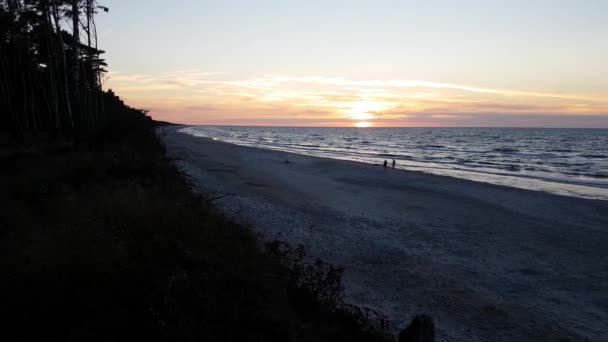 Sunset Sea Sandy Beach Peaceful Colors Relaxing Scenery People Walking — Wideo stockowe