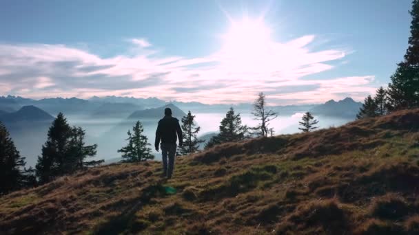 Guy Person Walking Slow Motion Mountain Ridge Looking Beautiful Mountain — 비디오