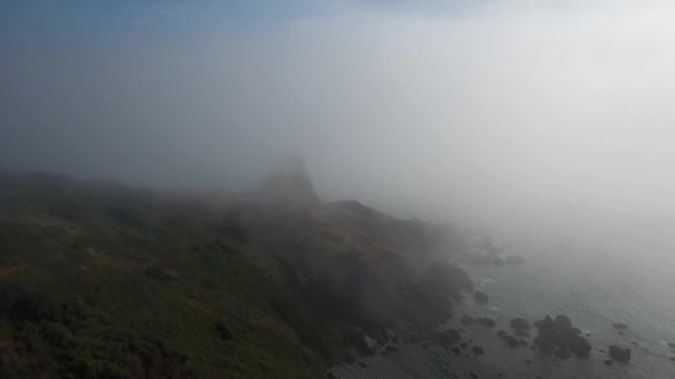 Aerial Pushing Oregon Fog Our Drone Starts Reveal Rock Formation — Video Stock