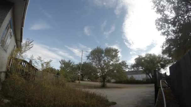 Time Lapse Front Yard House Looking Clouds Flying Street Abandoned — Vídeos de Stock