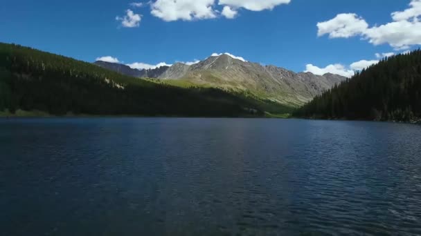 Aerial Drone Flies Blue Lake Front Beautiful Colorado Mountain — Αρχείο Βίντεο