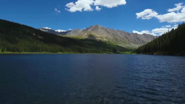Aerial Rising Blue Colorado Lake Mountain Centered Background — ストック動画