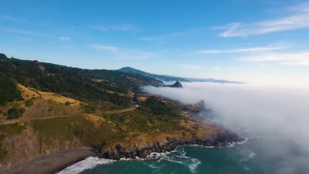 Aerial Mist Engulfs Oregon Coastline Fly Rocky Oceanside — Vídeo de Stock