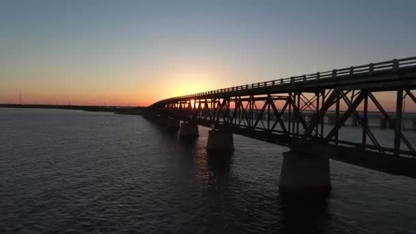 Aerial Pull Back Rise Old Bridge Middle Ocean Sunset — Stok video