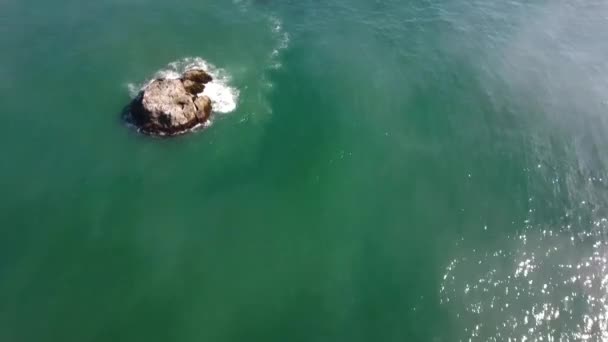 Aerial Tilt Ocean Rock Reveal Oregon Coastline — ストック動画