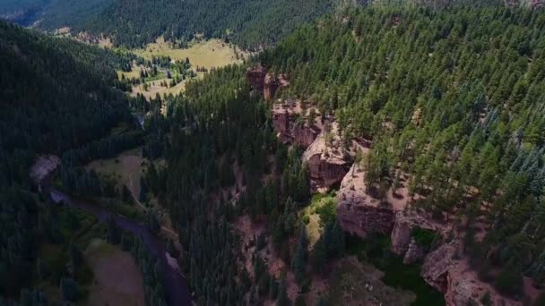 Aerial Birds Eye View Evergreen Valley Cliffside Being Engulfed Shadow — Vídeo de Stock