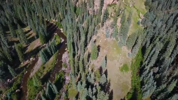 Aerial Slow Tilt Reveal Cliffside Mountainous Background — Stockvideo