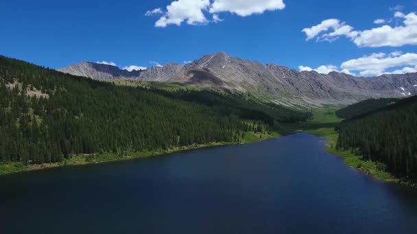 Aerial View High Colorado Mountain Valley Next Beautiful Blue Lake — Αρχείο Βίντεο