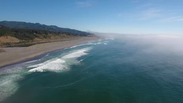Aerial Oregon Fog Rolls Waves Crash Shoreline — Vídeo de Stock