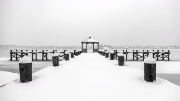 Looking Out Snow Covered Pier Large Frozen River Calm Still — Vídeo de stock