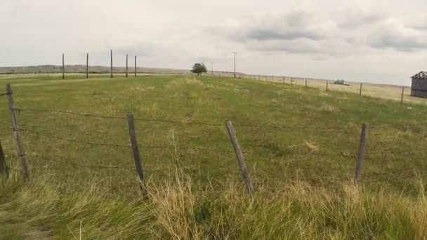 Pan View Country Side Wooden Barbwire Fence Small Hills Distance — Vídeo de stock