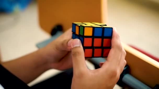 Student Completing Solving Rubics Cube Classroom Chairs Background School Dubai — Stock video