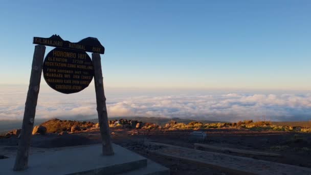 View Horombo Hut Sign Sunset Couds Kilimanjaro — Vídeo de Stock